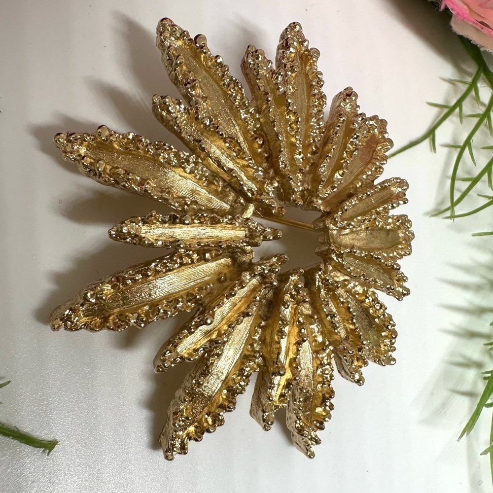 VINTAGE⚜️RARE Golden Sunburst AVON Brooch - Picture 4 of 6